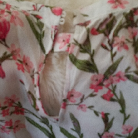 Gorgeous floral top - Picture 4 of 5